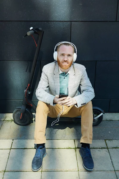 Χαμογελαστός Όμορφος Νέος Εργαζόμενος Γραφείο Ενσύρματα Ακουστικά Που Κάθονται Στο — Φωτογραφία Αρχείου