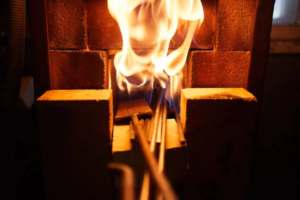 Close Van Verschillende Metalen Staven Van Verschillende Vormen Geplaatst Vuren — Stockfoto