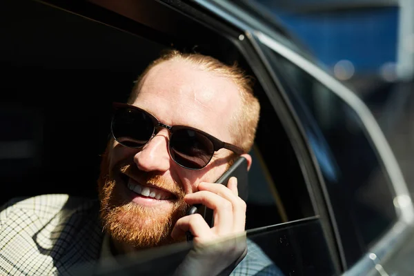 Alegre Satisfeito Hipster Jovem Empresário Com Barba Vermelha Sentado Dentro — Fotografia de Stock