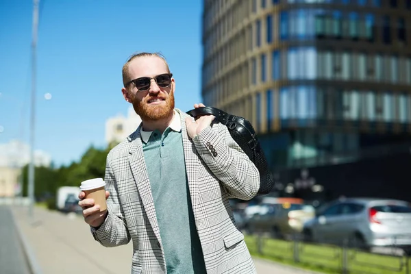 Sorrindo Bonito Empresário Barba Vermelha Óculos Sol Segurando Takeout Copo — Fotografia de Stock