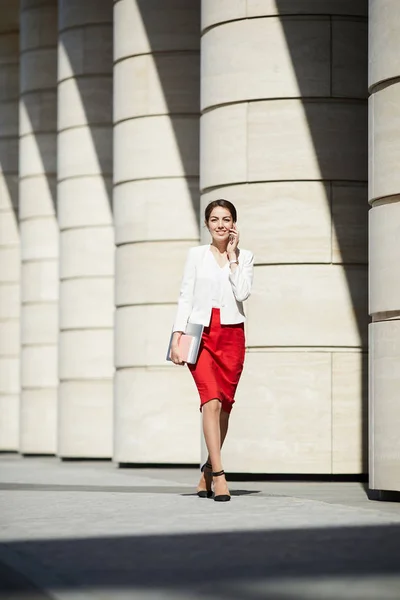 Retrato Comprimento Total Mulher Negócios Elegante Vestindo Saia Vermelha Andando — Fotografia de Stock