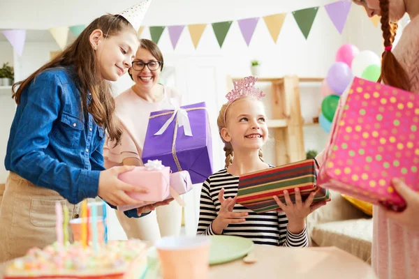 Portret Van Schattig Meisje Ontvangen Geschenken Omringd Door Vrienden Een — Stockfoto