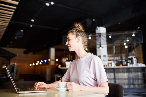 Joven Emprendedora Positiva Con Moño Pelo Sentado Mesa Cafetería Uso — Foto de Stock