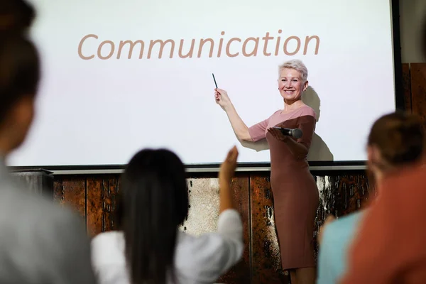 Πορτρέτο Της Επιτυχημένης Επιχειρηματία Που Δίνει Ομιλία Σχετικά Την Επικοινωνία — Φωτογραφία Αρχείου
