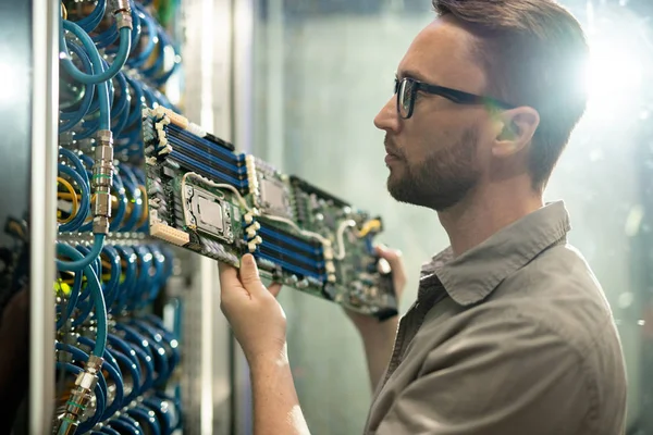 Sérieux Jeune Spécialiste Qualifié Installation Serveurs Barbus Dans Les Lunettes — Photo