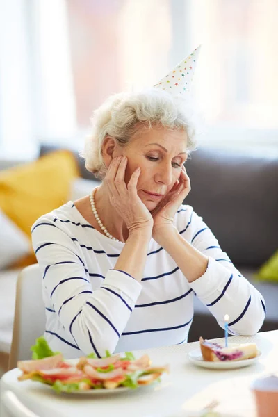 Trauriger Einsamer Senior Mit Grauem Lockenhaar Tisch Sitzend Und Kuchenscheibe — Stockfoto