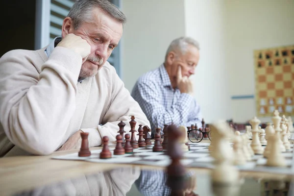 Dva Zkušení Šachoví Hráči Stříbrnými Vlasy Snaže Řešit Složité Šachové — Stock fotografie