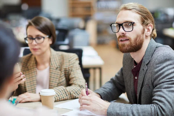 Portret Van Hedendaagse Bebaarde Zakenman Praat Met Collega Tijdens Vergadering — Stockfoto