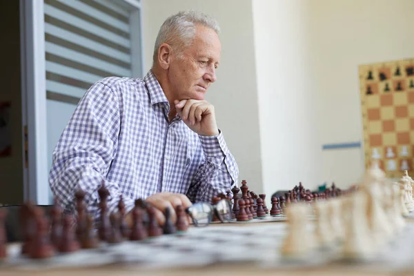 Anciano Con Camisa Cuadros Jugando Ajedrez Con Oponente Imaginario Aula —  Fotos de Stock