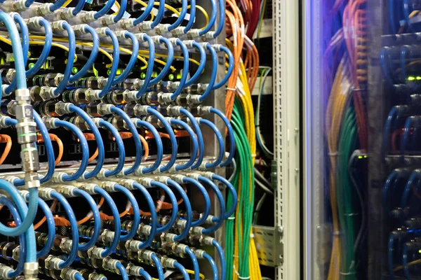 Nahaufnahme Moderner Supercomputer Ausrüstung Mit Optischen Kabeln Und Hubs Serverraum — Stockfoto