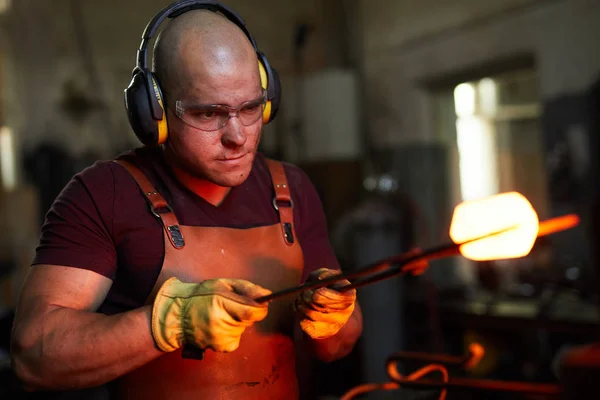 Serieuze Kale Jonge Smid Oorbeschermers Veiligheidsbril Met Verwarmd Metalen Stuk — Stockfoto