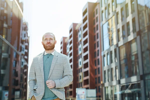 Inhoud Bepaald Knappe Jonge Zakenman Met Rode Baard Staande Stad — Stockfoto