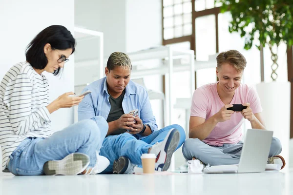 Groep Van Technologie Verslaafde Studenten Casual Kleding Zittend Ontspannen Poses — Stockfoto