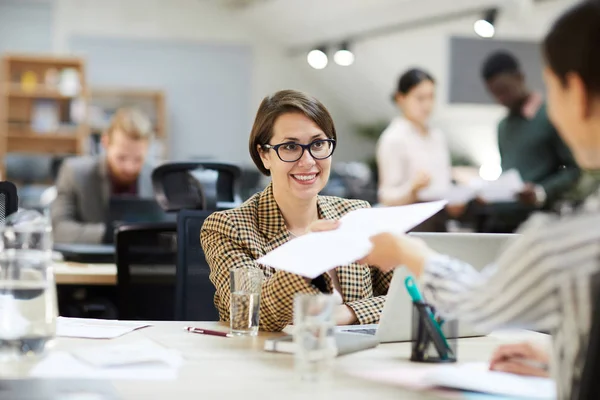 Portrait Smiling Businesswoman Handing Documents Colleague While Working Desk Office — Stock Photo, Image