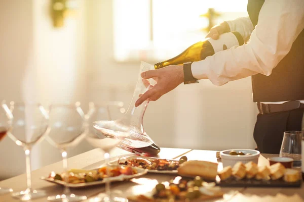 Mid Avsnitt Porträtt Professionella Sommelier Hälla Vin Förberedelserna För Vinprovning — Stockfoto