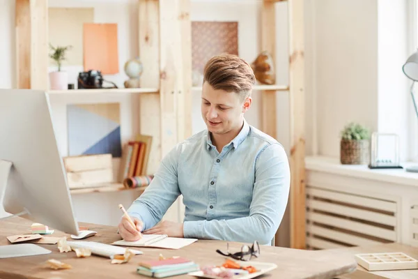 Contenidos Gerente Creativo Joven Con Confianza Camisa Casual Sentado Escritorio —  Fotos de Stock