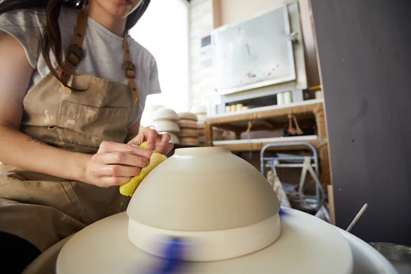 Mid Section Portrait Unrecognizable Female Artisan Shaping Bowl Potters Wheel — Stock Photo, Image