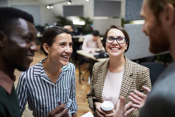 Vista Alto Ángulo Grupo Multiétnico Personas Negocios Riendo Felizmente Mientras — Foto de Stock