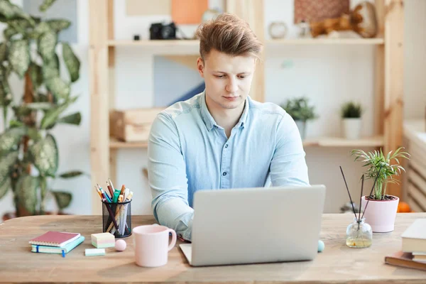 Jovem Ocupado Sério Com Penteado Elegante Sentado Mesa Digitando Laptop — Fotografia de Stock