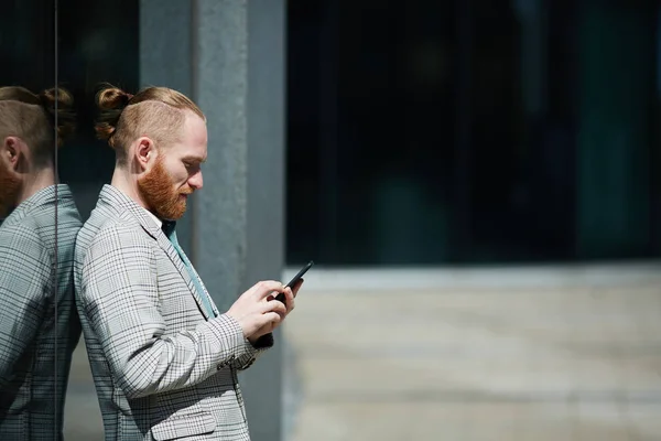 Grave Pensoso Uomo Affari Dalla Barba Rossa Concentrato Informazioni Internet — Foto Stock