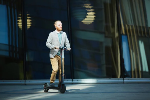 Pensive Hipster Jovem Funcionário Com Barba Vermelha Usando Scooter Para — Fotografia de Stock