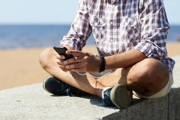 Ritratto Metà Sezione Giovane Contemporaneo Utilizzando Smartphone Seduto Blocco Cemento — Foto Stock