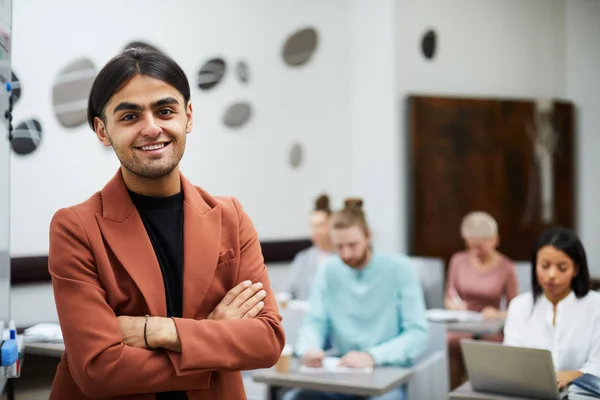 Cintura Até Retrato Mestiço Jovem Sorrindo Para Câmera Com Confiança — Fotografia de Stock