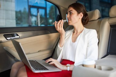 Arabada çalışan ve hoparlörden telefonla konuşan güzel iş kadınının yan görünüm portresi, kopya alanı