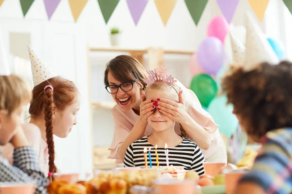 Portret Van Happy Little Girl Blaast Kaarsen Verjaardagstaart Tijdens Feest — Stockfoto
