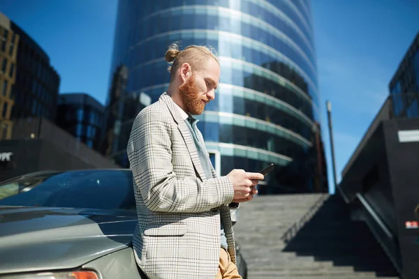 Serieuze Doordachte Hipster Jonge Zakenman Met Paardenstaart Leunend Auto Buitenshuis — Stockfoto