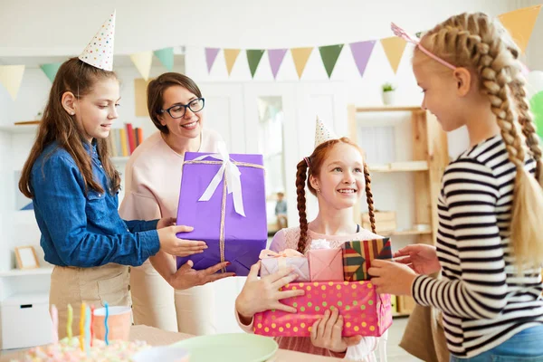 Retrato Niña Pelirroja Feliz Recibiendo Regalos Amigos Durante Fiesta Cumpleaños —  Fotos de Stock