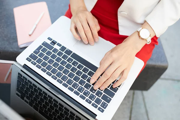 Nahaufnahme Einer Nicht Wiedererkennbaren Geschäftsfrau Die Während Ihrer Arbeit Freien — Stockfoto