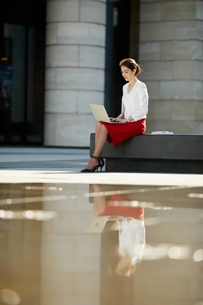 비즈니스 외부에서 휴식을 취하면서 야외에서 노트북을 사용하는 성공적인 사업가의 초상화 — 스톡 사진