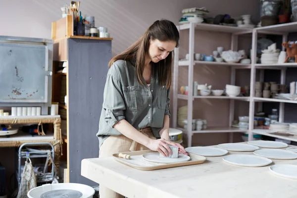 Portrait Young Woman Shaping Ceramic Plate Pttery Workshop Copy Space — Stock Photo, Image