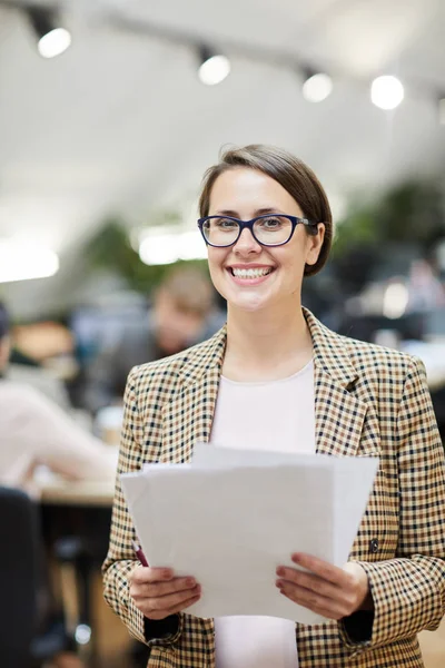 Taillenhoch Porträt Einer Lächelnden Geschäftsfrau Die Büro Mit Dokumenten Posiert — Stockfoto