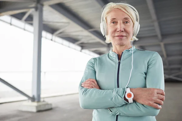 Successo Bionda Sportiva Matura Con Cuffie Che Guarda Mentre Ascolti — Foto Stock