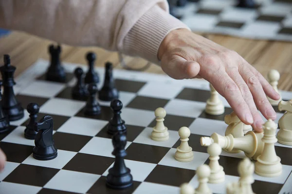 Rynkig Hand Gamla Schackspelare Motståndare Schack Siffra Efter Att Framgångsrikt — Stockfoto