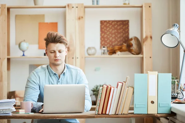 Serious Concentrated Young Project Manager Focused Work Using Modern Laptop — Stock Photo, Image