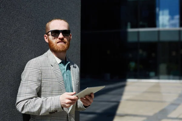 Retrato Conteúdo Confiante Hipster Empresário Óculos Sol Lado Parede Gay — Fotografia de Stock