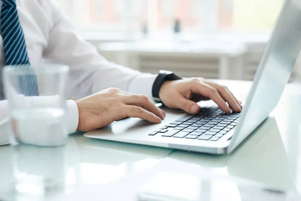 Close Van Onherkenbaar Zakenman Wit Overhemd Zittend Aan Tafel Met — Stockfoto