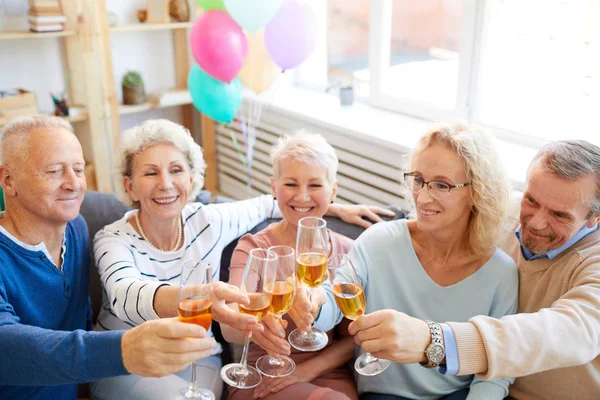 Groep Vrolijke Volwassen Vrienden Enthousiast Verjaardagsfeestje Zittend Bank Woonkamer Het — Stockfoto