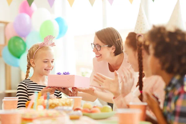 Portret Cute Little Girl Otrzymaniu Prezent Mamy Podczas Urodziny Przyjaciółmi — Zdjęcie stockowe