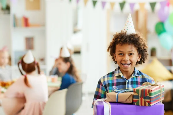 Portré Boldog Afro Amerikai Fiú Díszdobozok Gazdaság Során Születésnapi Partiján — Stock Fotó