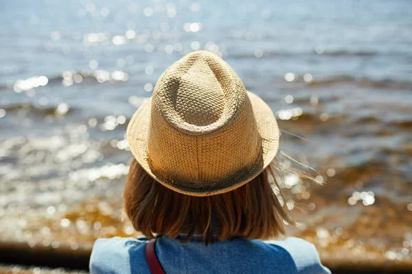 Вид Сзади Портрет Молодой Женщины Соломенной Шляпе Смотрящей Море Летом — стоковое фото