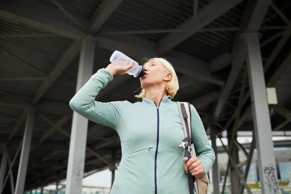 Bionda Sportiva Matura Assetata Acqua Potabile Dalla Bottiglia Plastica Dopo — Foto Stock