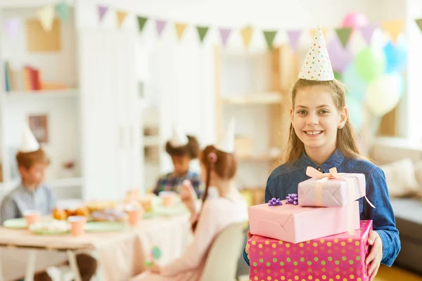 Taille Portret Van Happy Teenage Meisje Houden Geschenkdozen Poseren Tijdens — Stockfoto