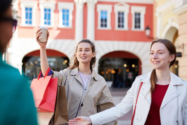Sonriendo Chicas Amistosas Positivas Con Bolsas Compras Saludándose Calle Mientras — Foto de Stock