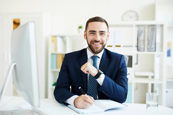 Portret Van Gelukkig Opgewonden Jonge Bebaarde Ceo Formele Suit Zittend — Stockfoto