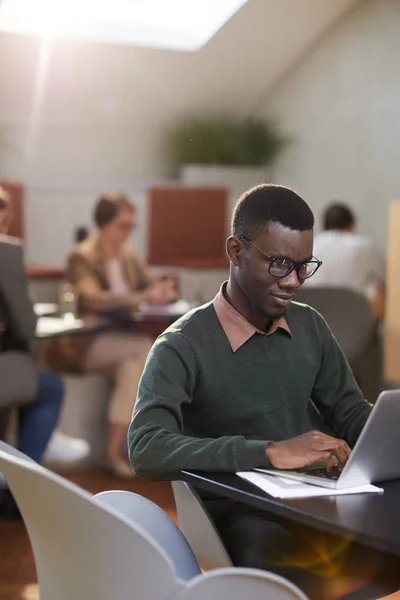 Retrato Tonos Cálidos Estudiante Afroamericano Que Usa Una Computadora Portátil —  Fotos de Stock