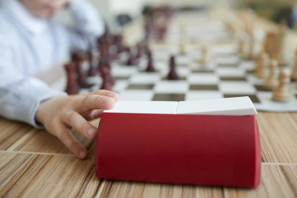 Ruka Školáku Bílé Košili Lisování Šachových Hodin Provedení Šachového Přesunu — Stock fotografie